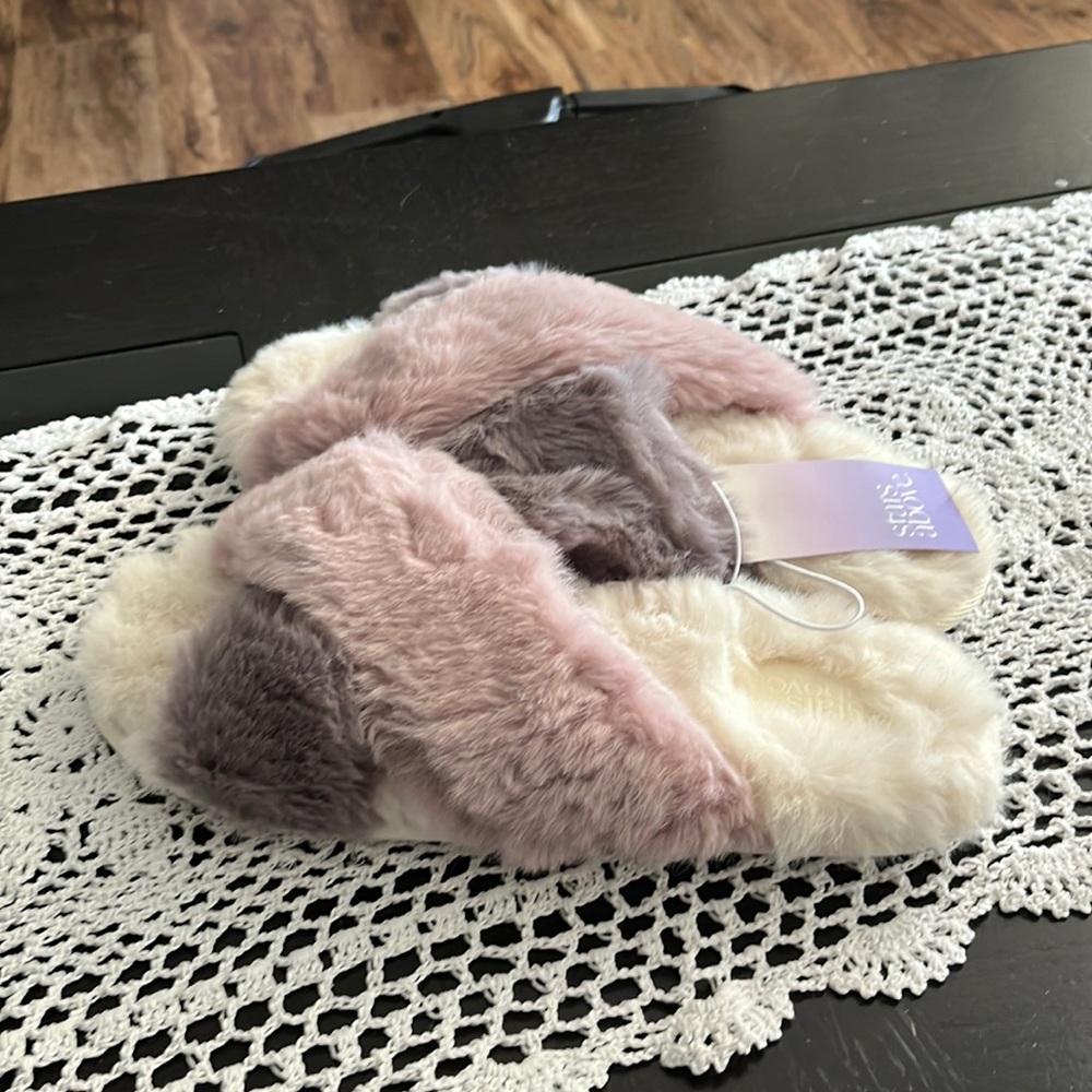 Stars above lavender/ Paris soft fluffy slippers.  Size XL 11/12 - Picture 3 of 7